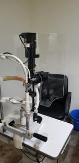 Slit Lamp with protective Breath Shield