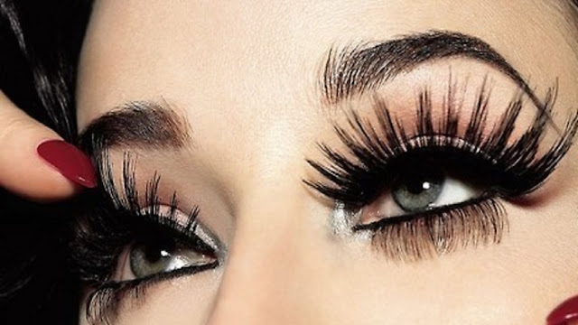 eyeliner and lashes of ladies
